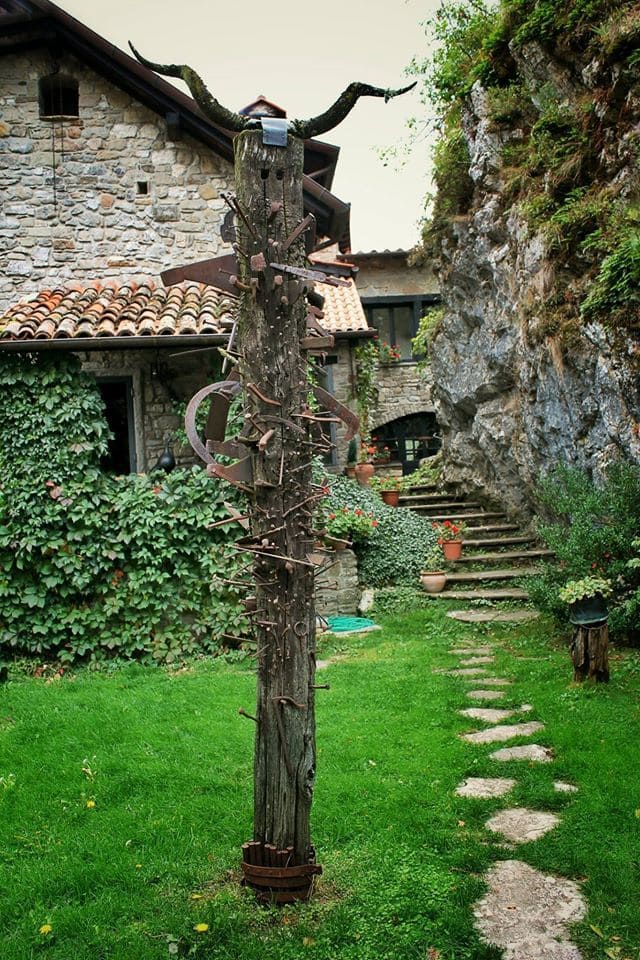 Ingresso della Casa con il Totem (La Verna)